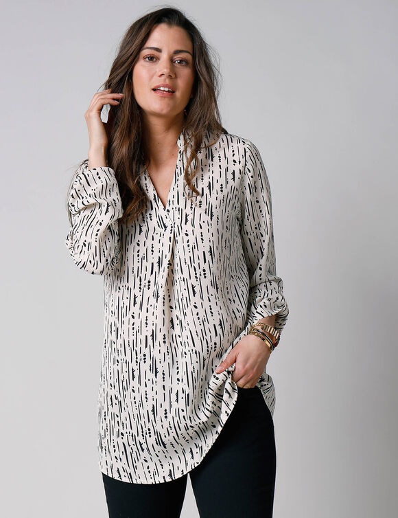 Blouse imprimé graphique col tunisien, crêpe (écru / noir) Blouse imprimé graphique col tunisien, crêpe (écru / noir)